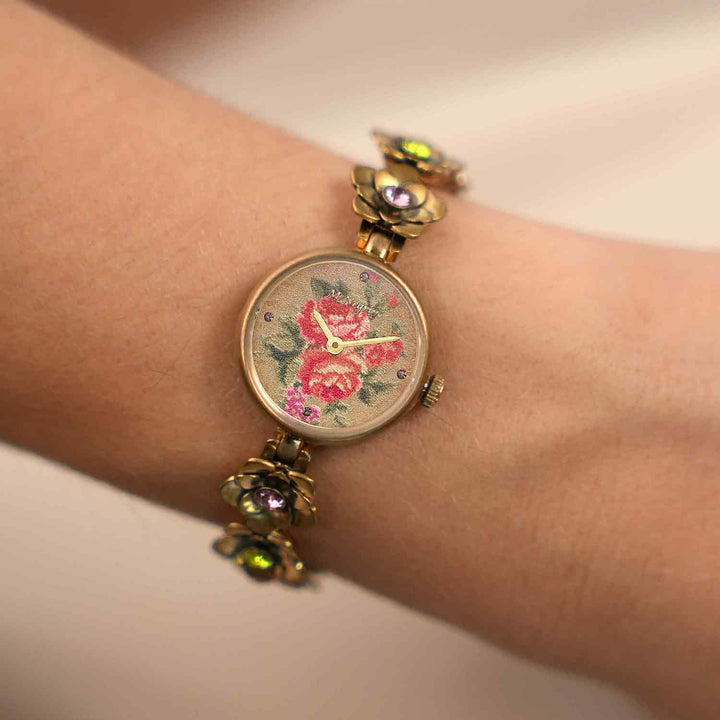 Women's wristwatch with an inlaid flower bracelet design and antique gold plating 