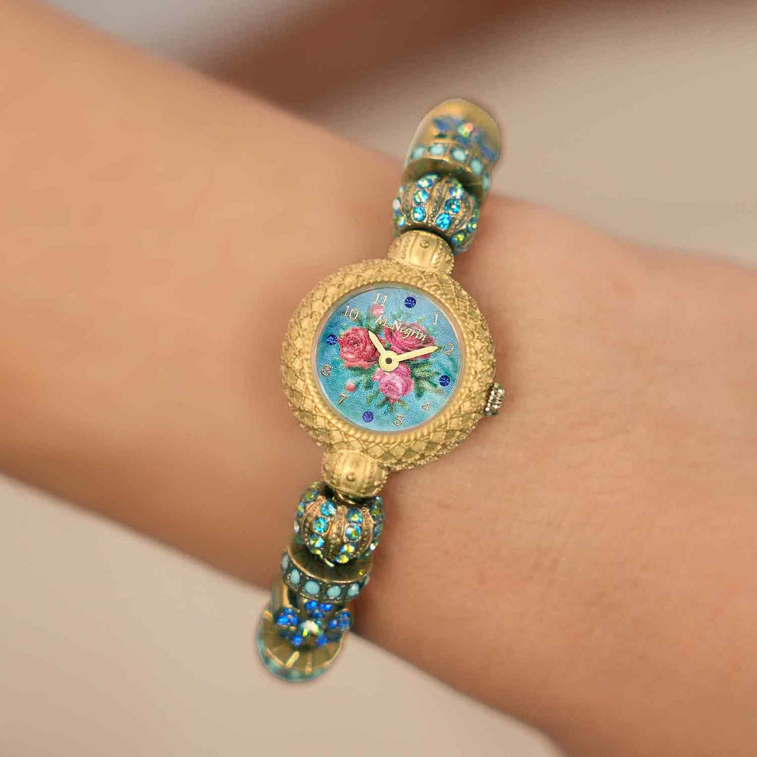 Women's wristwatch with 8 charm bracelet inlaid with gold plating 