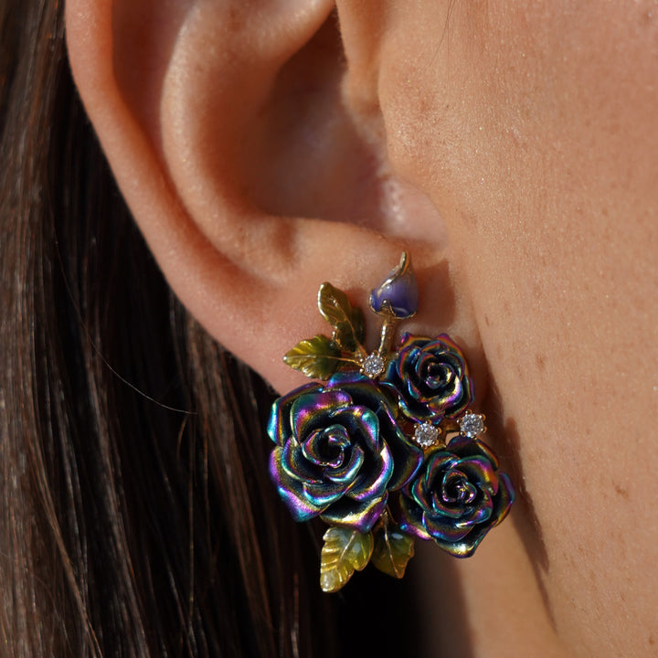 18K gold-plated earring with nano-set emerald and Monarchy enamel finish 