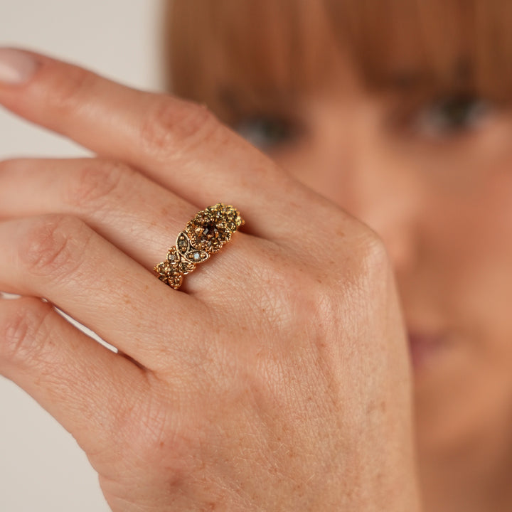 18K gold-plated ring with flowers set with zircons Volver 