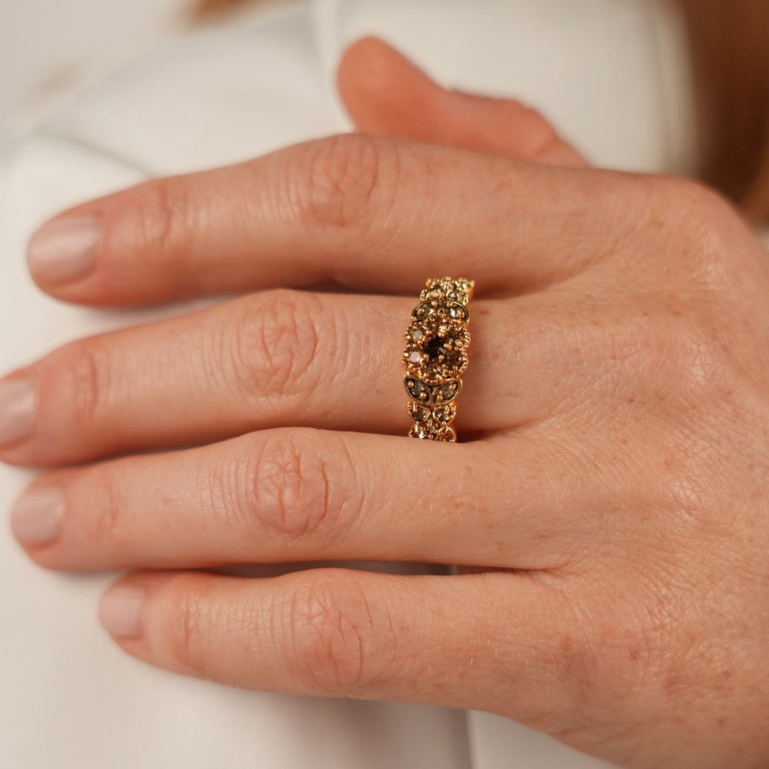 18K gold-plated ring with flowers set with zircons Volver 