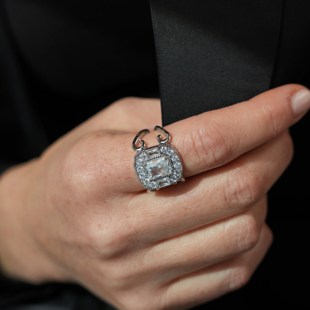 Rhodium-plated ring with a rectangle set with zircons Volver 