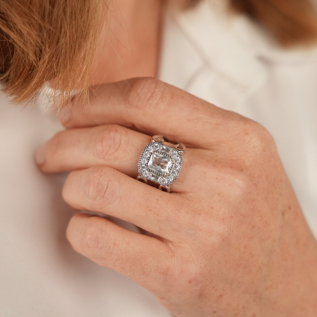 Rhodium-plated ring with a rectangle set with zircons Volver 