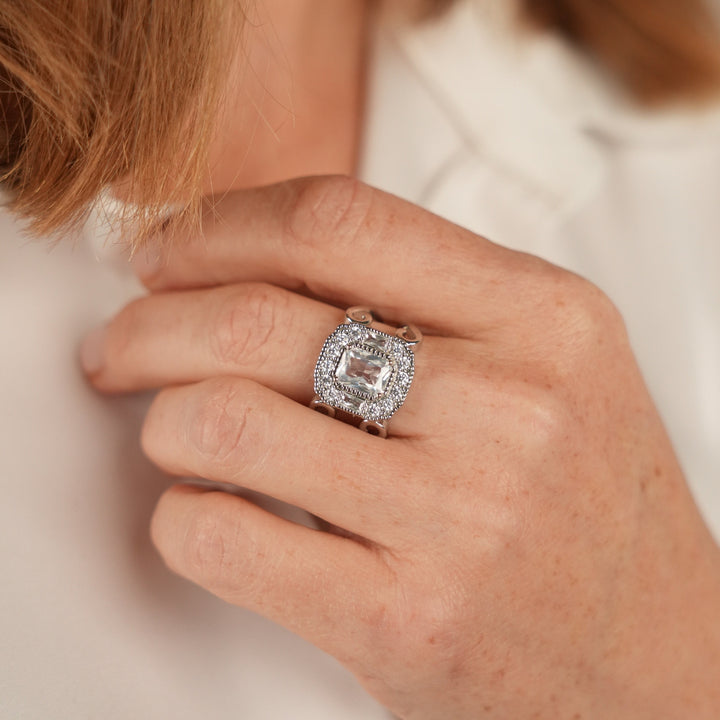 Rhodium-plated ring with a rectangle set with zircons Volver 