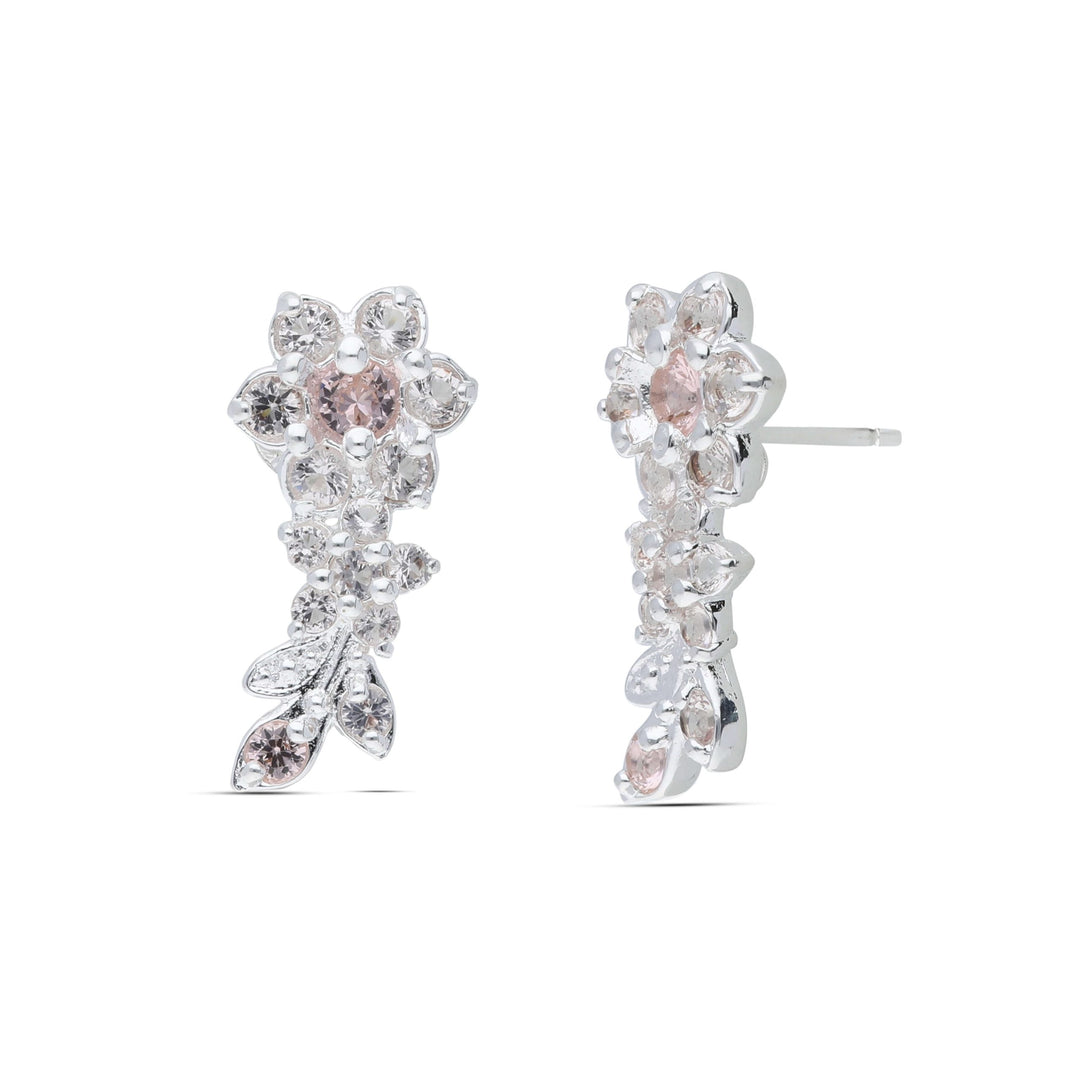 Stud earrings with the sounds of flowers are studded with champagne-colored crystal stones
